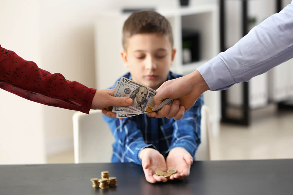 padres-divorcio-dinero-pension-alimentos